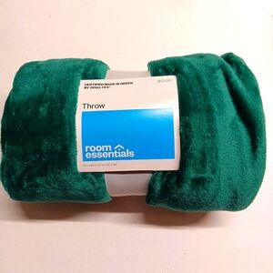 Room Essentials Plush Throw NWT